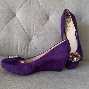 Vince Camuto purple suede wedges w jewel broach detail 7 M. NWOT never worn